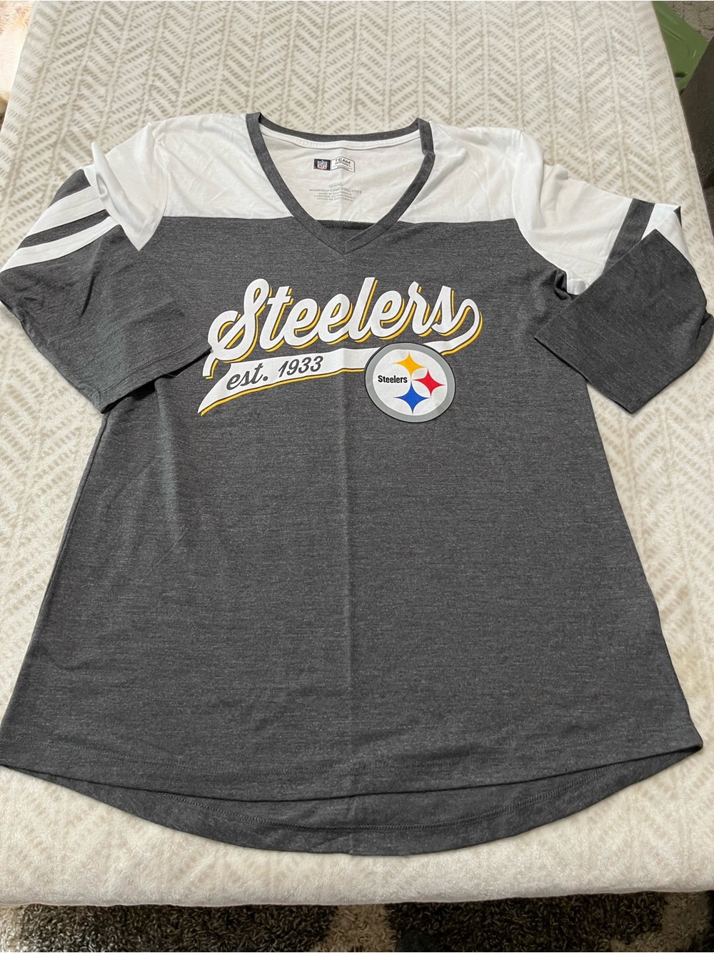 NFL M Steelers V-Neck Short Sleeve Tee in Charcoal & White Shirt